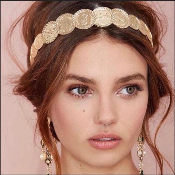 FROM NEW YORK-PARIS IT’S ON  EVERYONE’S HEAD - Picture 5 of 5